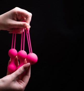 Bolas chinas guia de uso: mujer sostiene varios tipos de bolas chinas