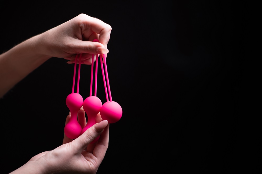 Bolas chinas guia de uso: mujer sostiene varios tipos de bolas chinas